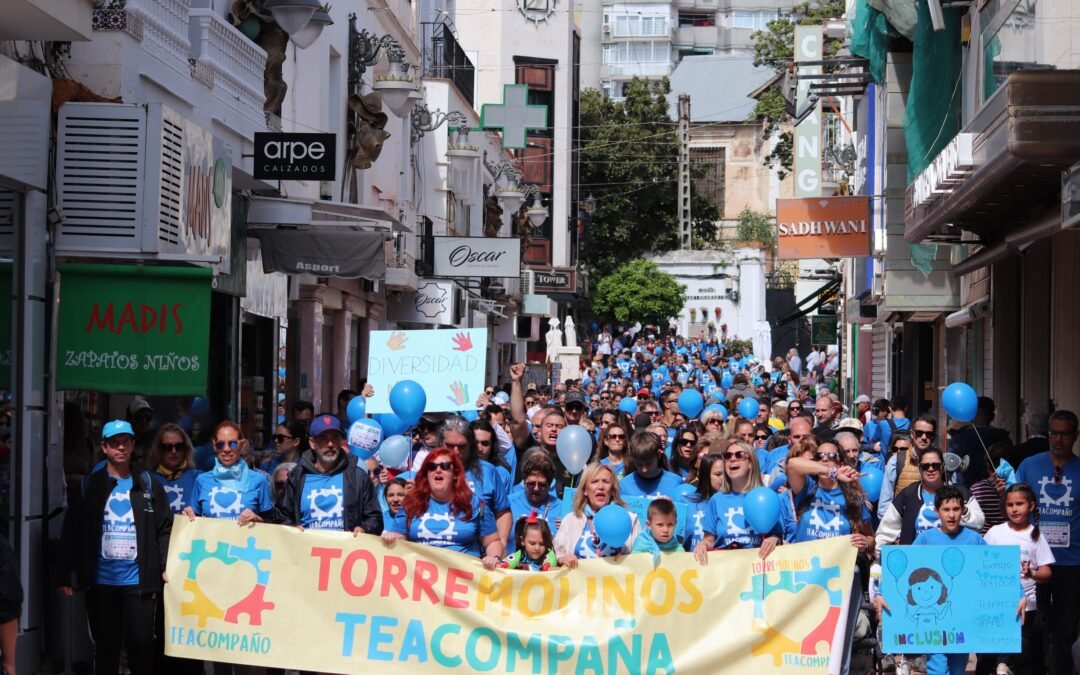 Una marea azul inunda Torremolinos para visibilizar el autismo